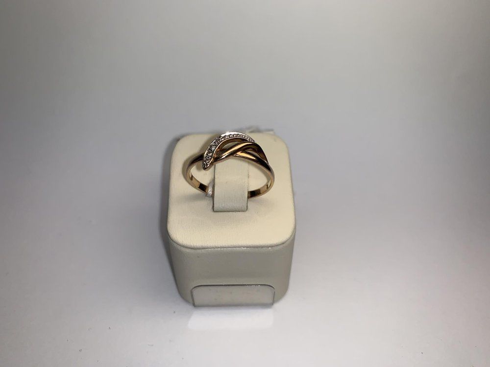 Кольцо с бриллиантами из комбинированного золота 375 пробы