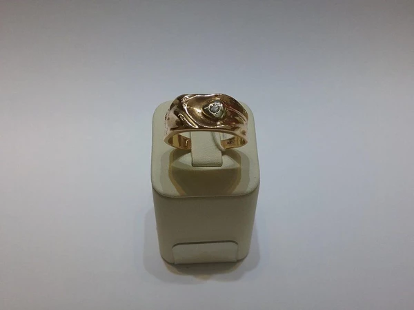 Кольцо с бриллиантом из красного золота 500 пробы 1