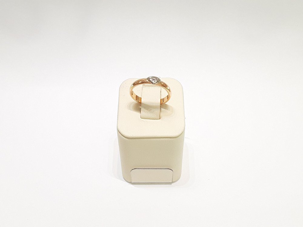 Кольцо обручальное с бриллиантом из комбинированного золота 583 пробы