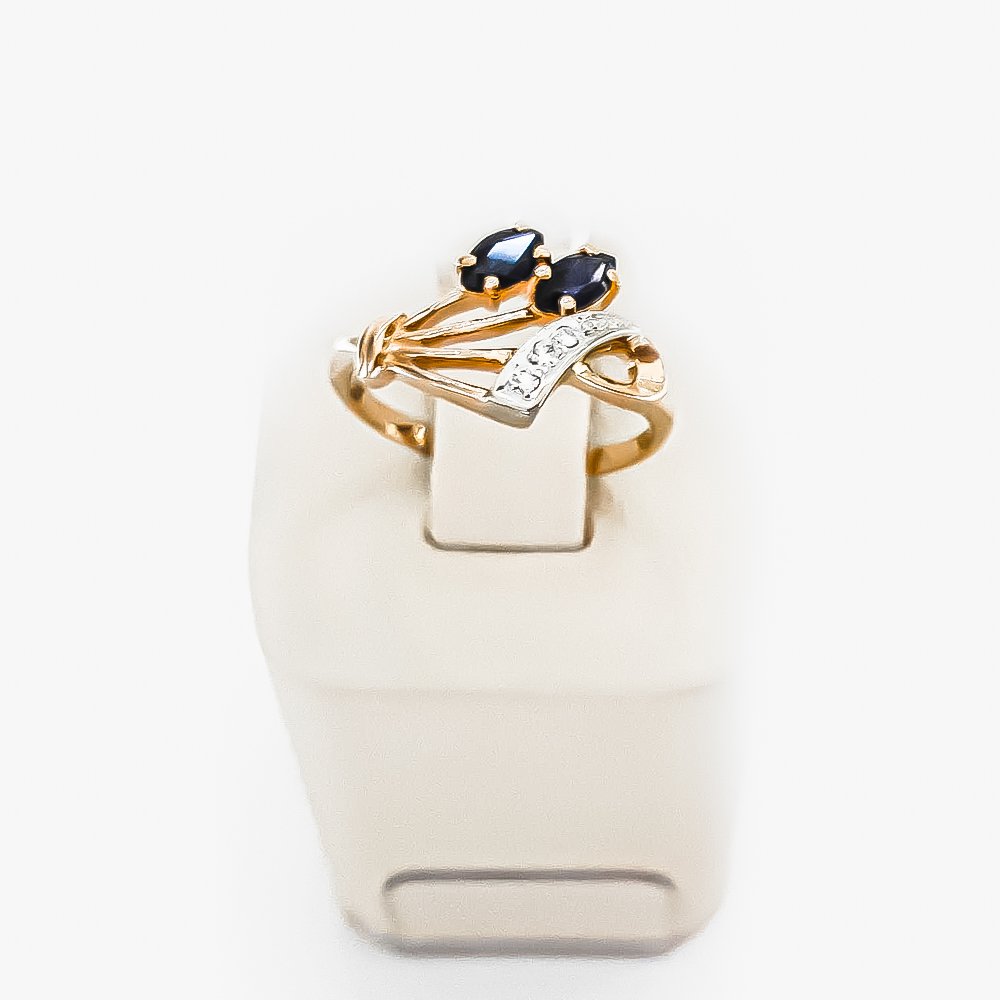 Кольцо с сапфирами и бриллиантами из комбинированного золота 585 пробы