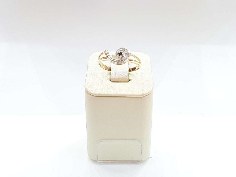 Кольцо с сапфиром и бриллиантами из комбинированного золота 585 пробы