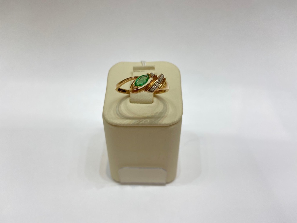 Кольцо с изумрудом из комбинированного золота 585 пробы