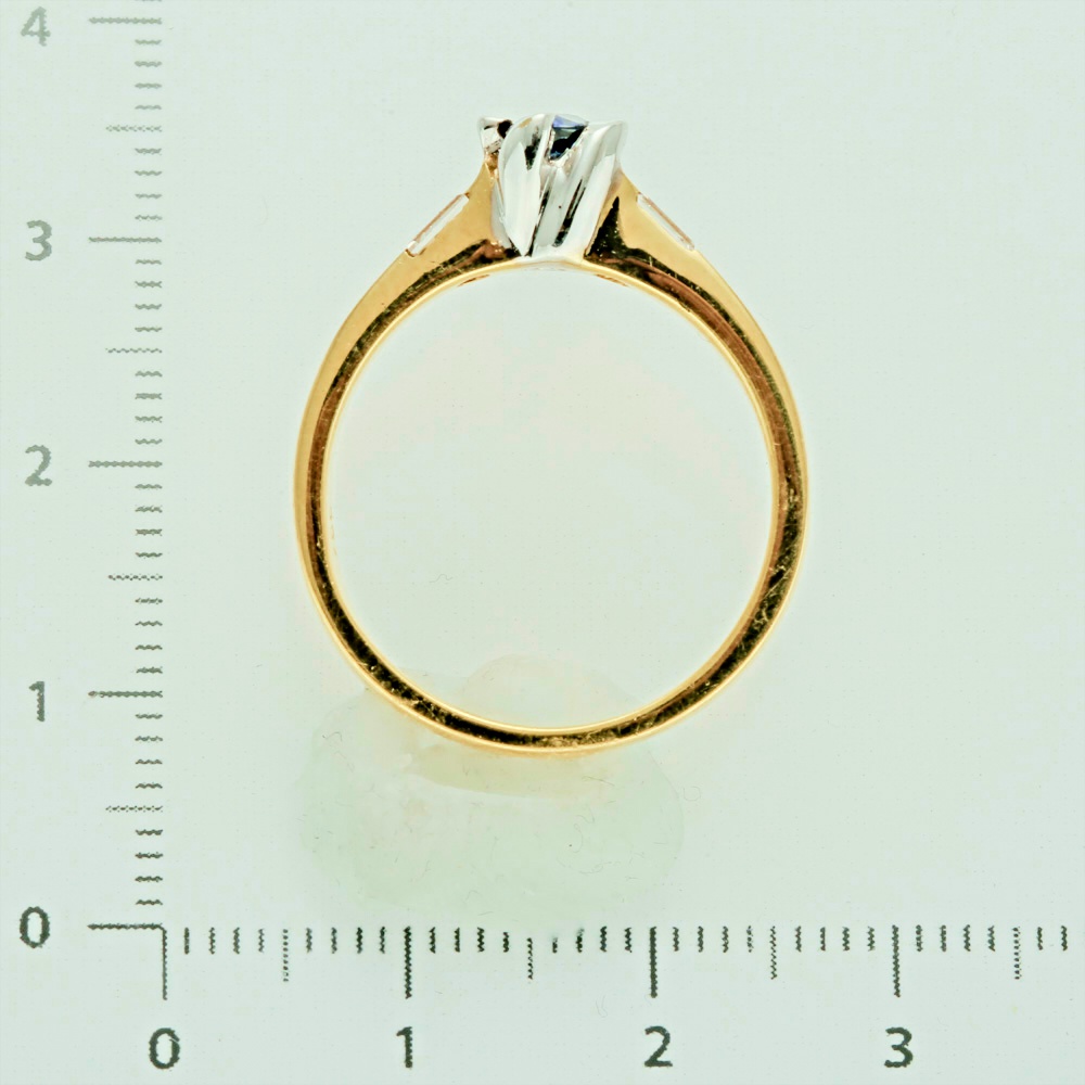 Кольцо с сапфиром из комбинированного золота 750 пробы