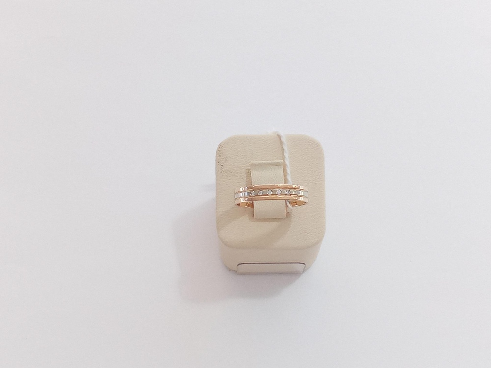 Кольцо обручальное с фианитом из комбинированного золота 585 пробы