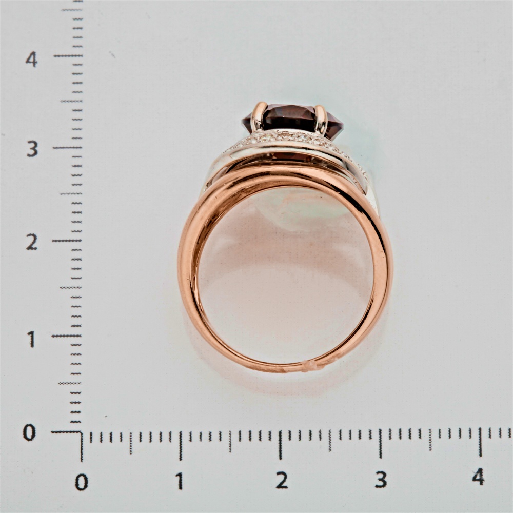 Кольцо с гранатом из комбинированного золота 585 пробы