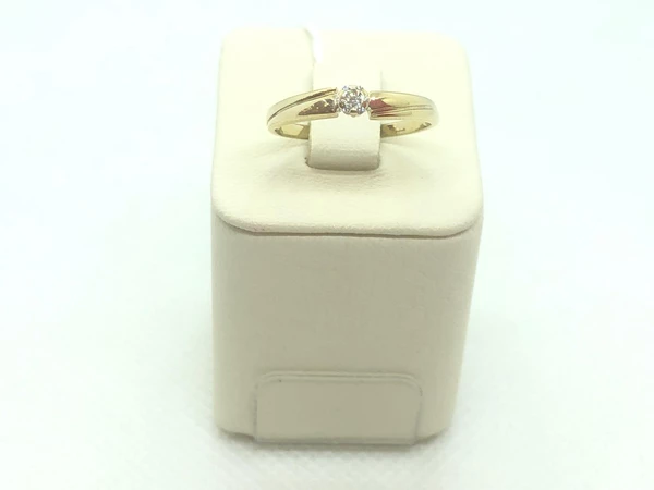Кольцо с бриллиантом из желтого золота 375 пробы 1