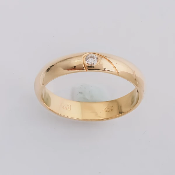 Кольцо обручальное с бриллиантом из желтого золота 750 пробы